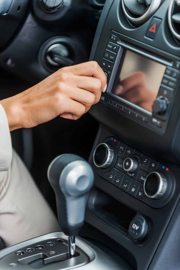 Comment réinitialiser et configurer à nouveau le code d'authentification Renault pour l'autoradio ?