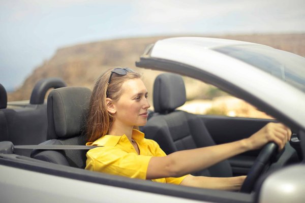 Comment la disposition et le design des commandes intérieures peuvent-ils affecter la sécurité du conducteur ?