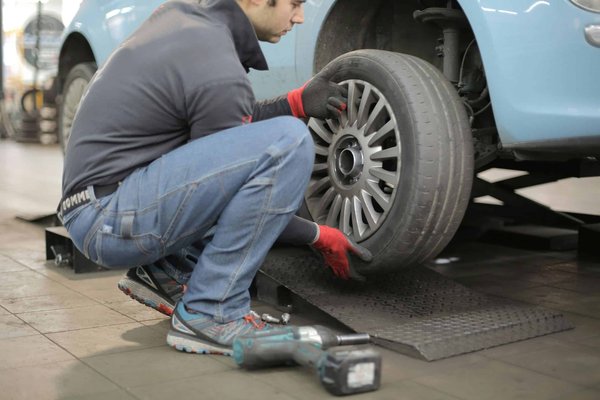 Quelle est l'importance des systèmes de contrôle de la pression et de la température des pneus pour la sécurité routière ?