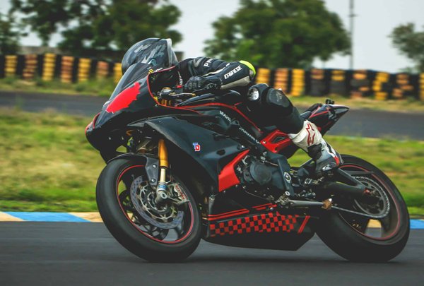Comment optimiser une BMW G310R pour la conduite en milieu urbain dense ?